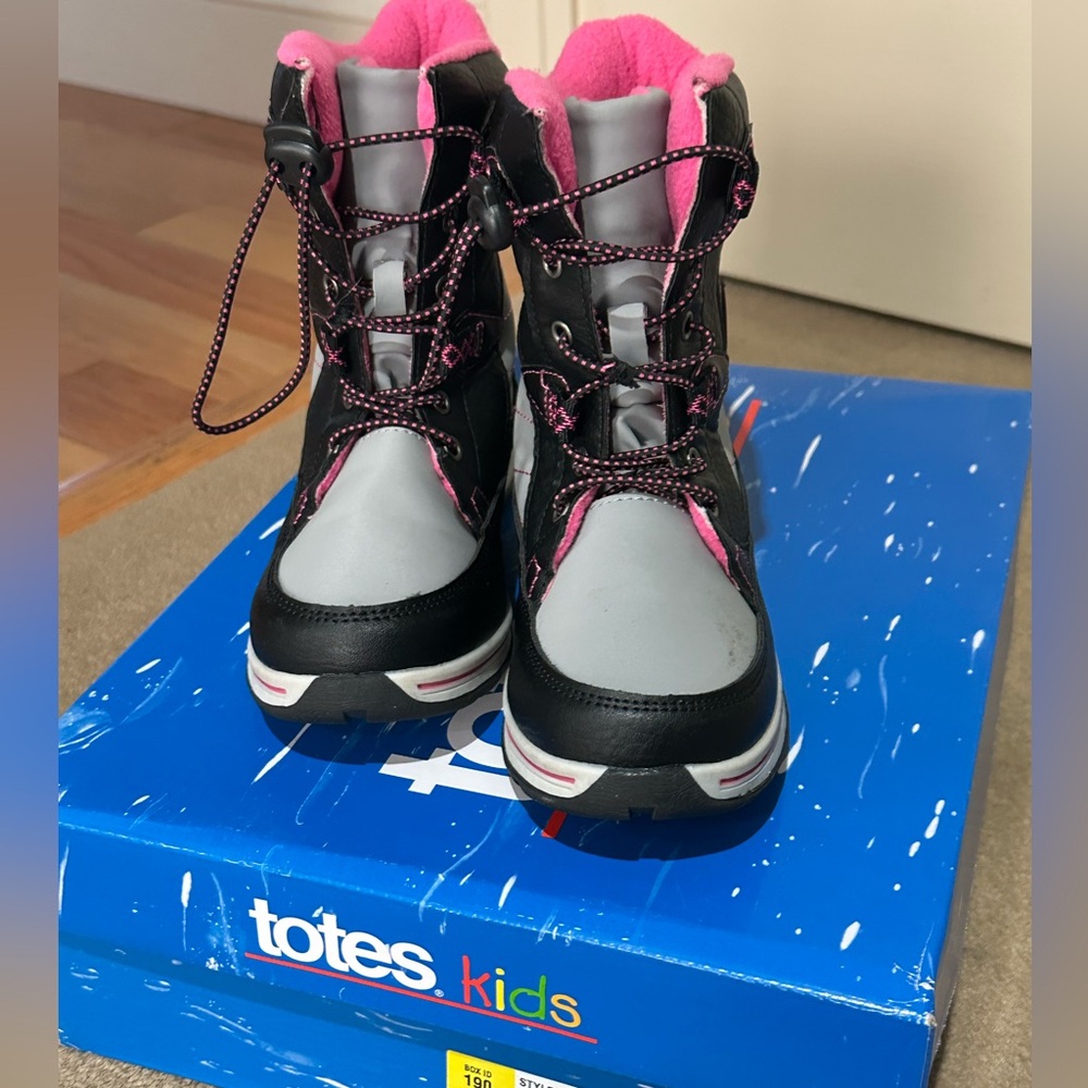 Like New!!! Totes Kids Snow Boots size 2m